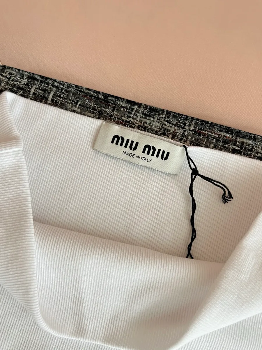 Внутренняя тканая бирка Miu Miu на горловине платья-бандо