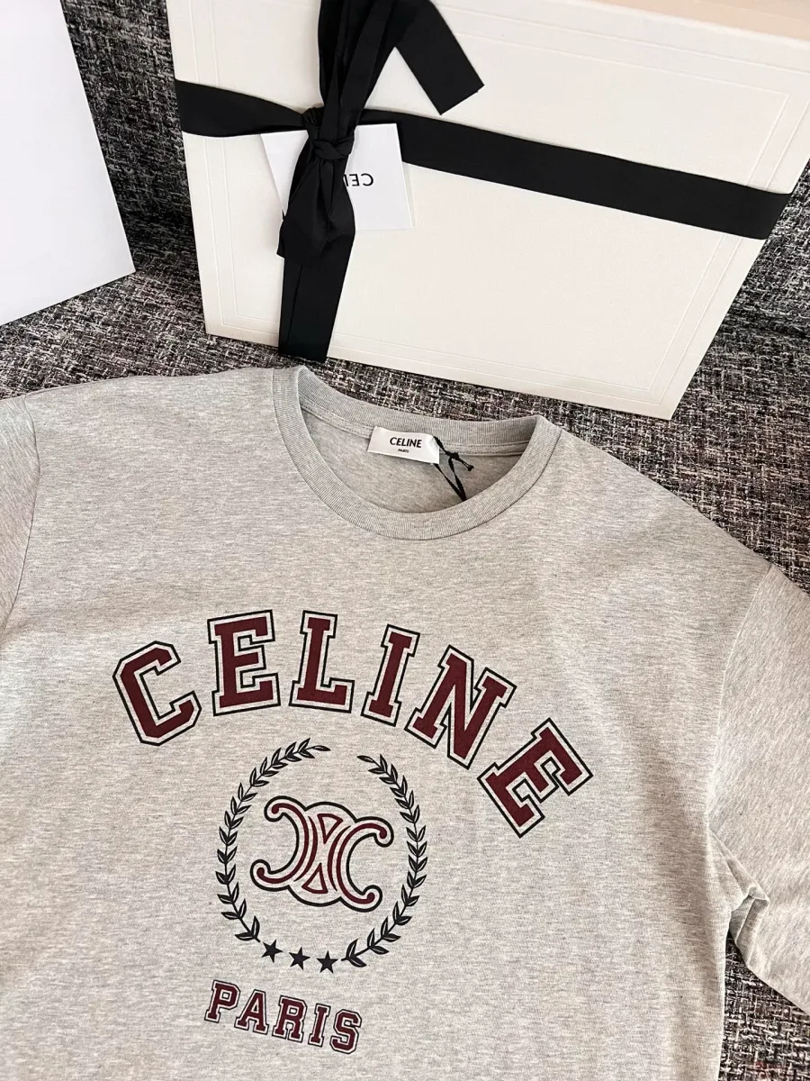 Крупный план бордового принта CELINE PARIS с эмблемой Triomphe