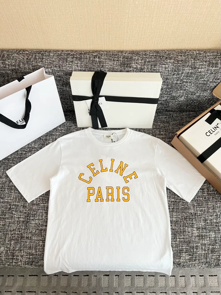 Белая футболка прямого кроя с жёлтым логотипом Celine Paris, вид спереди