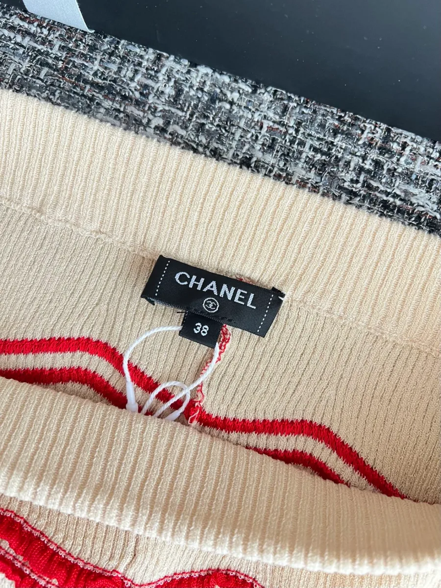 Внутренняя тканая бирка Chanel на поясе трикотажной юбки