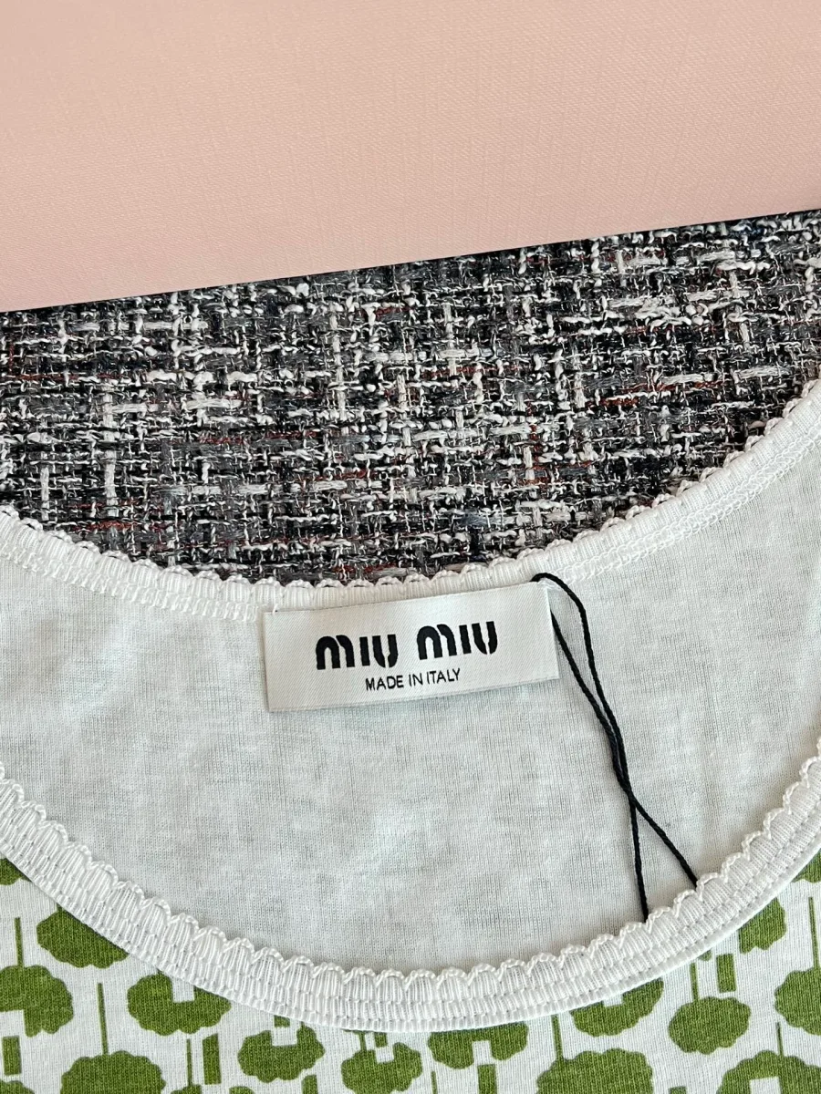 Круглый вырез горловины майки с биркой бренда Miu Miu