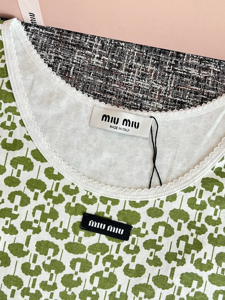 Крупный план нашивки с логотипом Miu Miu на груди