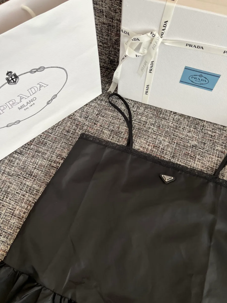 Вид спереди на приталенное платье Prada из нейлона