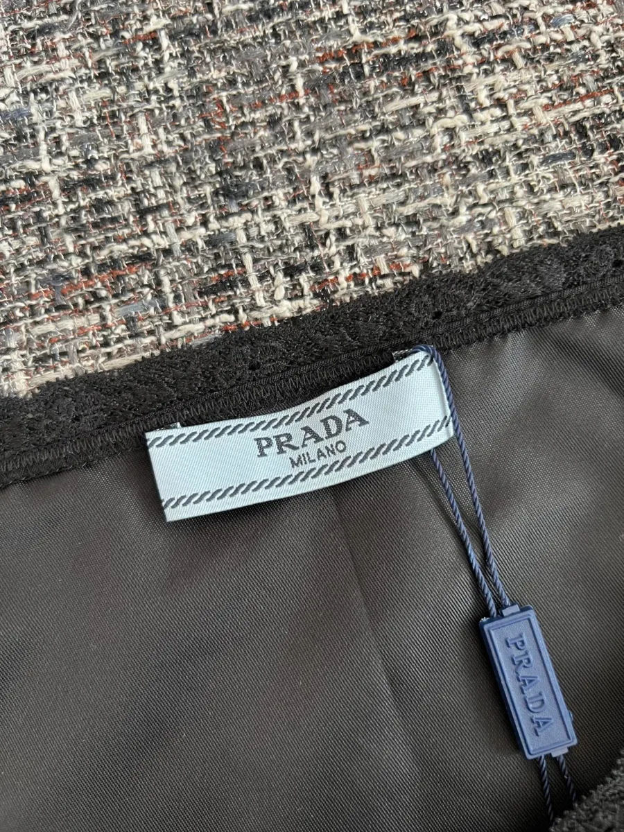 Вид сзади на чёрное платье Prada из полиамида