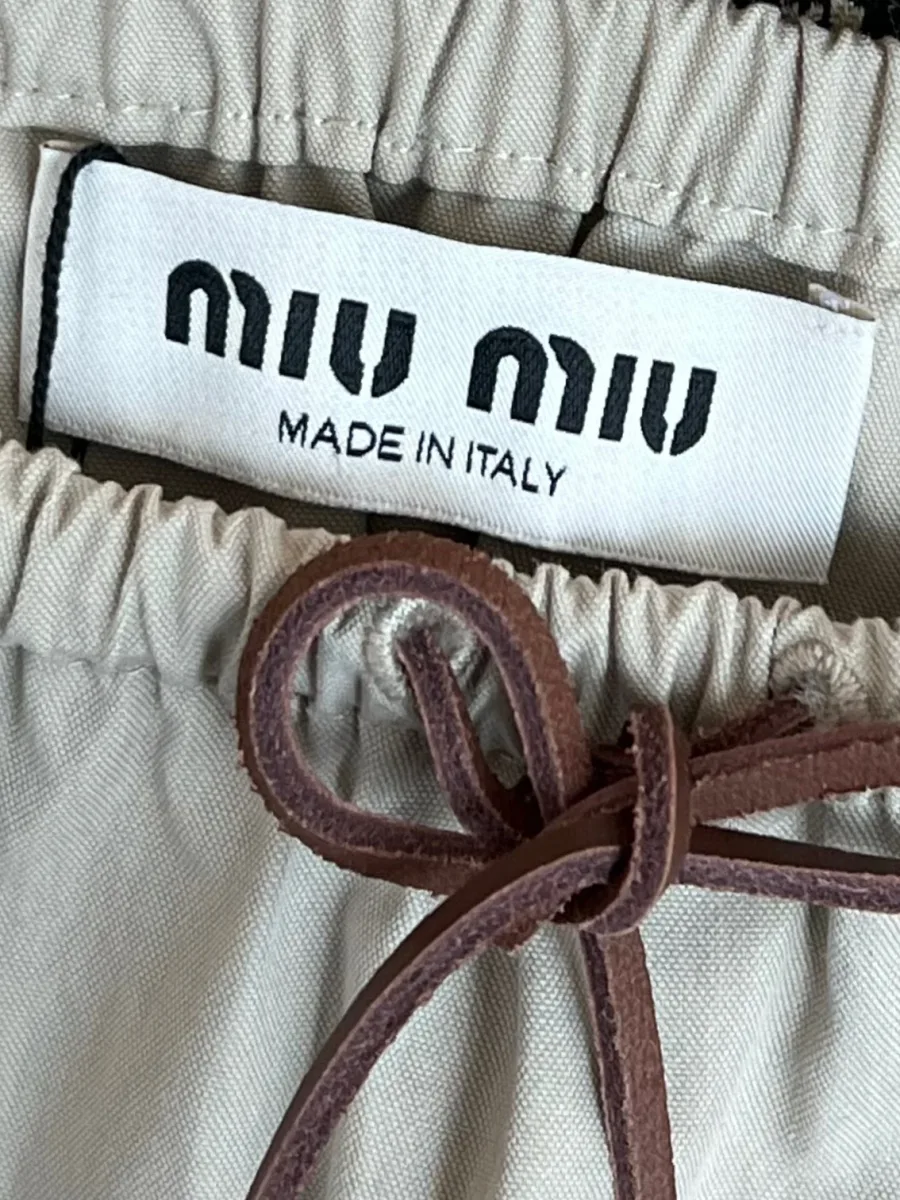 Внутренняя тканевая бирка Miu Miu и шнурок кулиски крупным планом