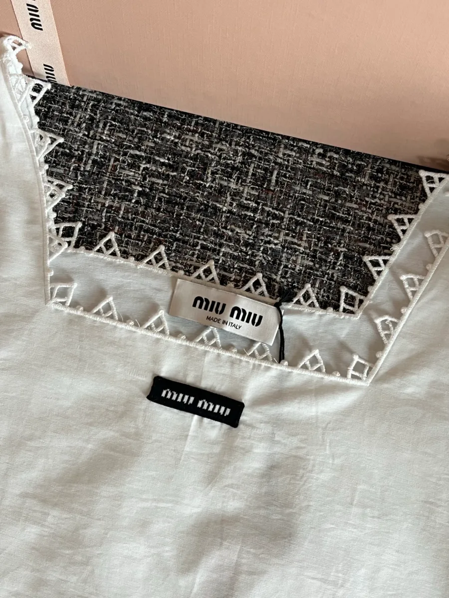 Крупный план квадратного выреза с кружевом и логотипом Miu Miu