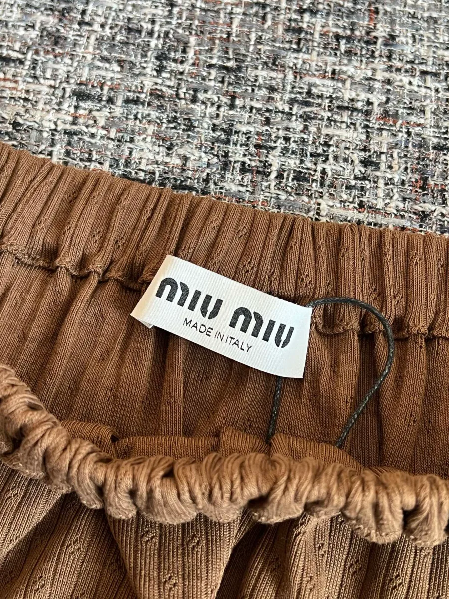 Внутренняя тканевая бирка с логотипом Miu Miu на поясе юбки