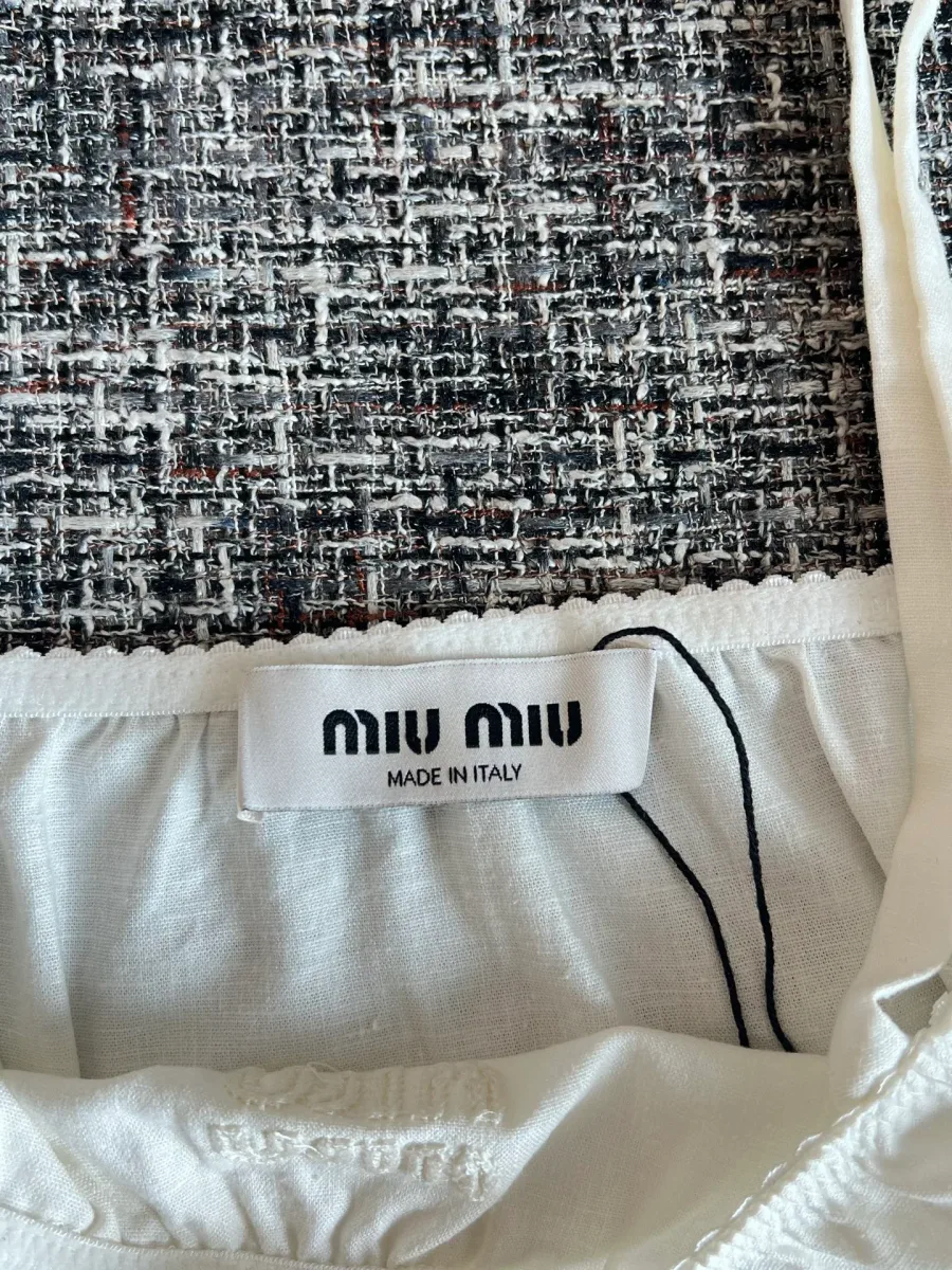 Фирменный тканевый ярлык бренда Miu Miu на внутренней стороне выреза