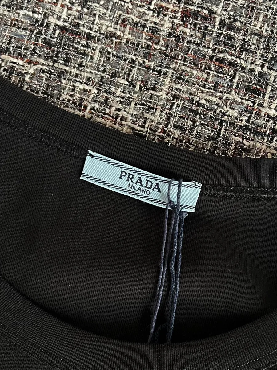 Фирменная тканевая бирка Prada Milano на внутренней стороне горловины