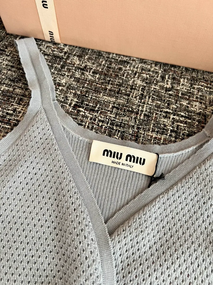 Вырез горловины и бирка Miu Miu с внутренней стороны топа