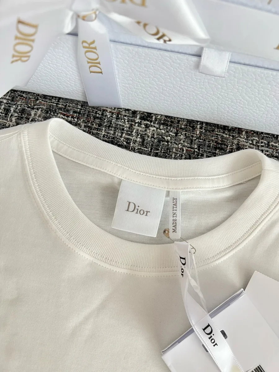 Горловина белой футболки с фирменным тканевым ярлыком Dior