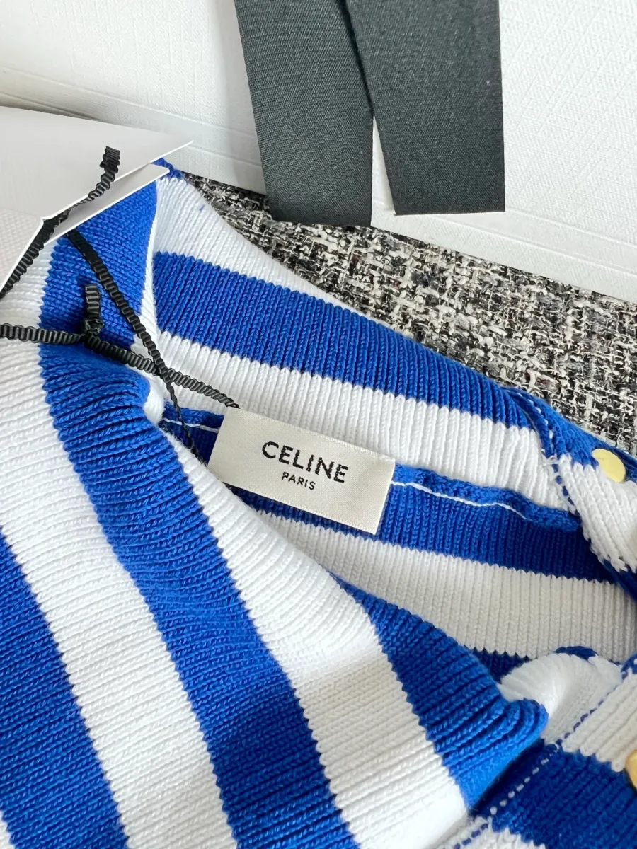 Внутренний ярлык бренда Celine на горловине трикотажной футболки