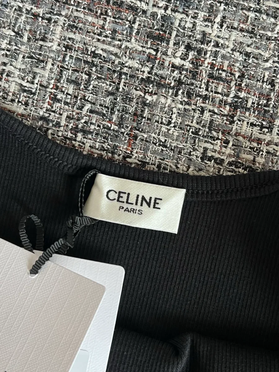 Внутренний тканевый ярлык Celine Paris у горловины майки