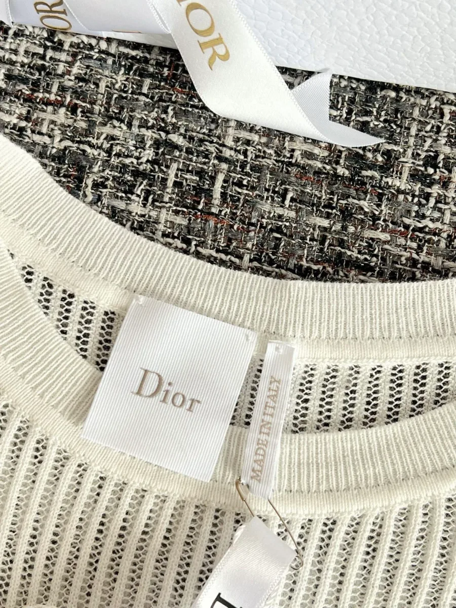 Внутренняя тканевая бирка Dior и ярлык Made in Italy у выреза горловины