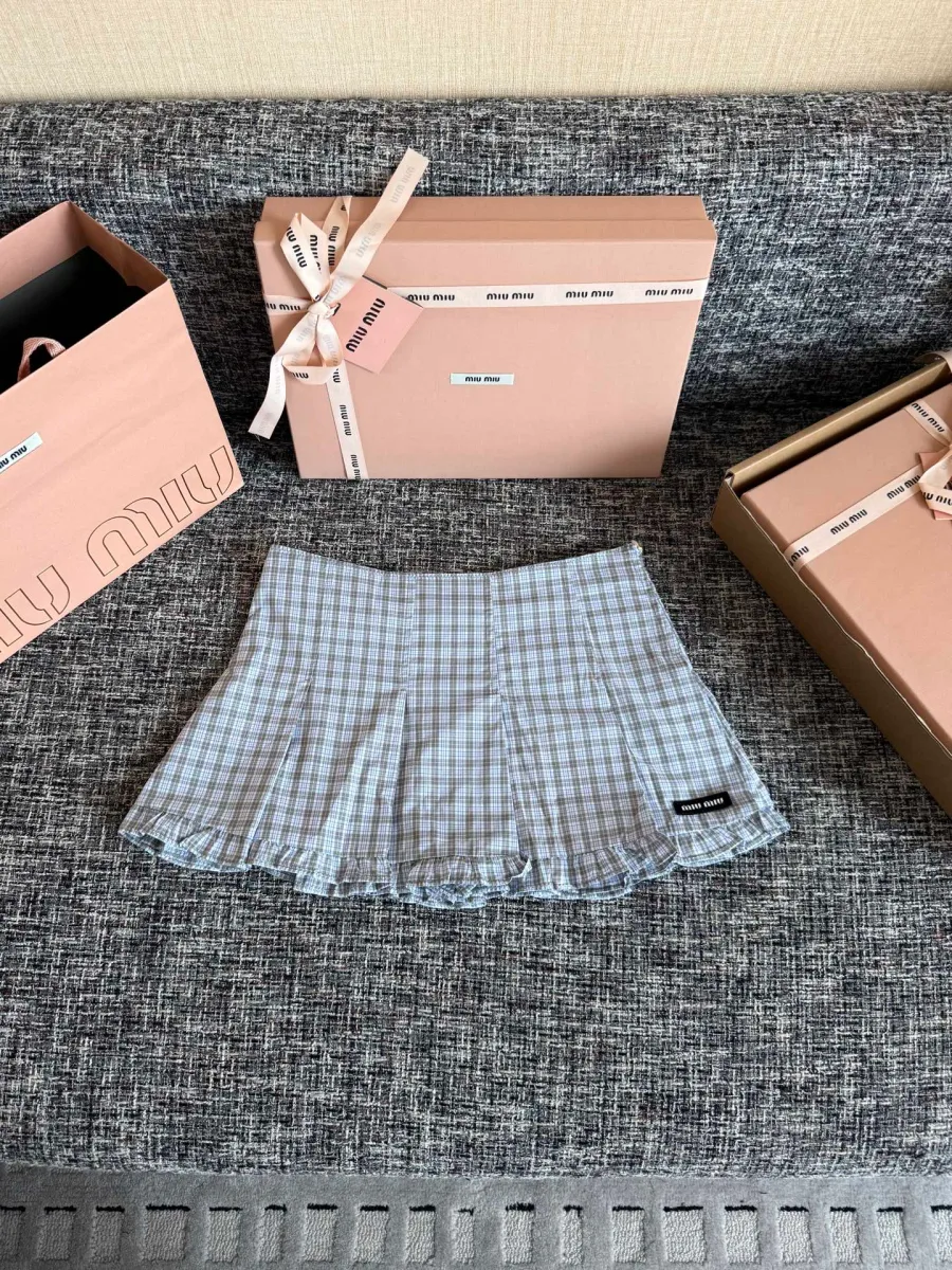Короткая юбка Miu Miu в бело-голубую клетку, общий вид спереди