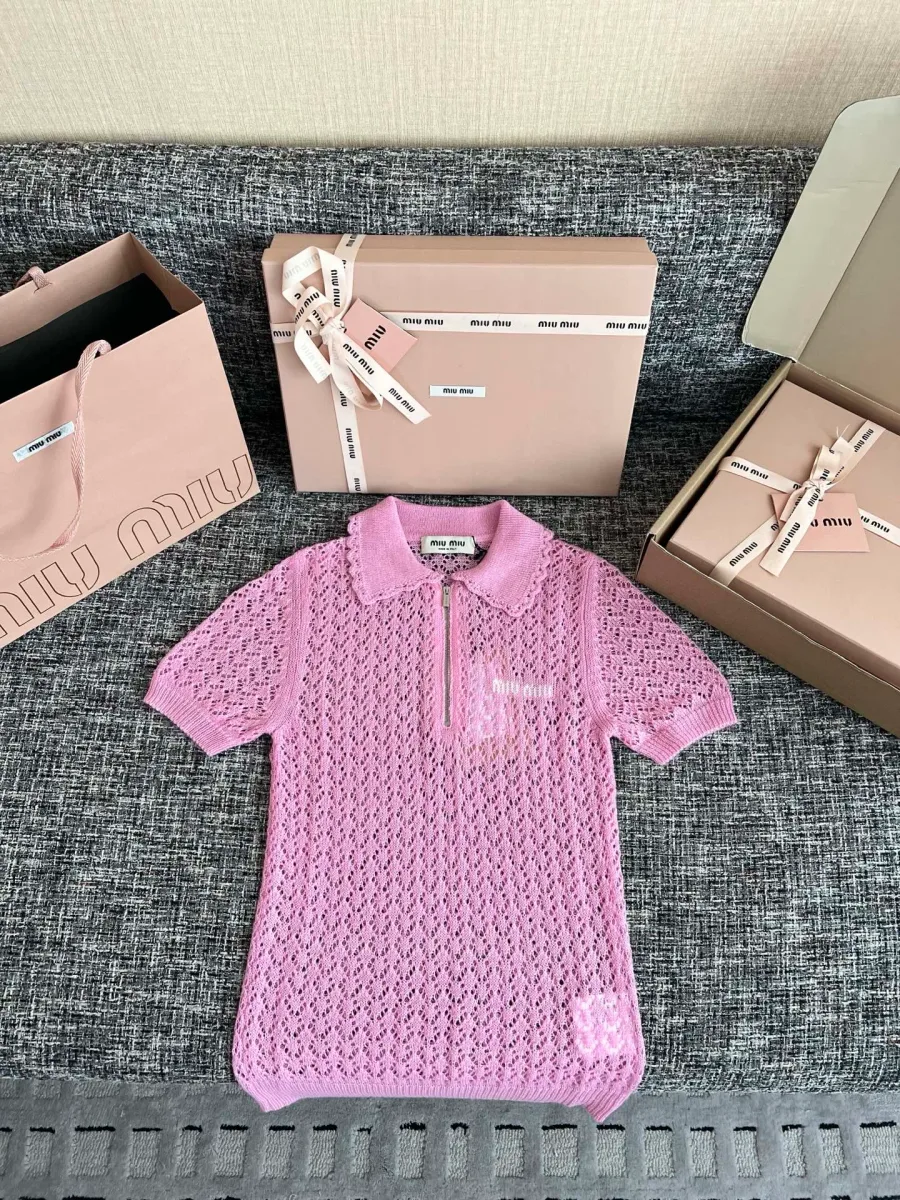 Розовое вязаное поло Miu Miu с короткими рукавами и коробками, вид спереди