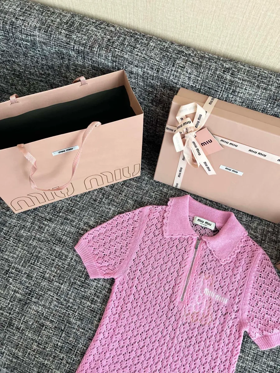 Ажурное розовое поло Miu Miu с отложным воротником на молнии, ракурс сверху