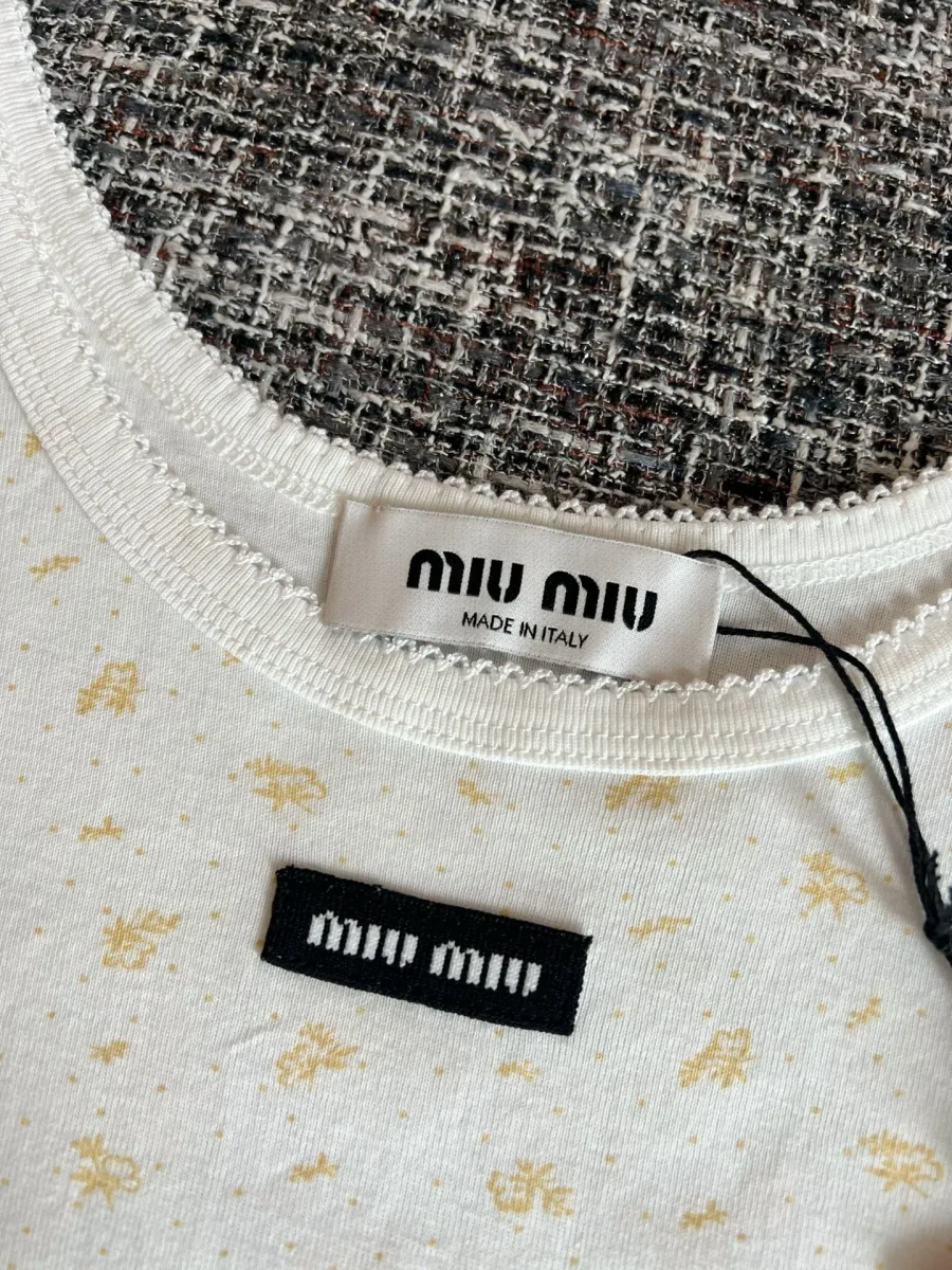 Горловина с фестончатой окантовкой и ярлыком бренда Miu Miu