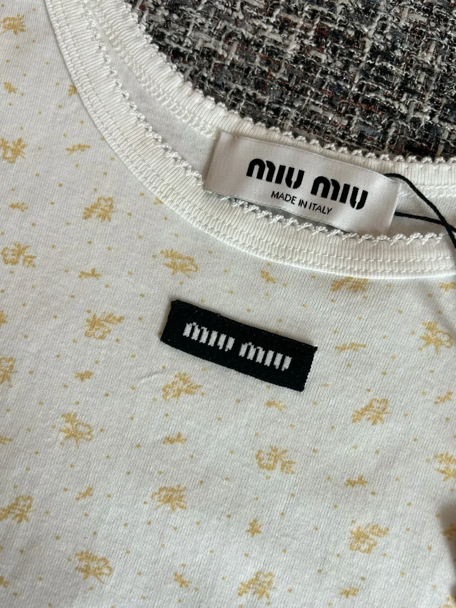 Текстильная нашивка с логотипом Miu Miu на груди крупным планом