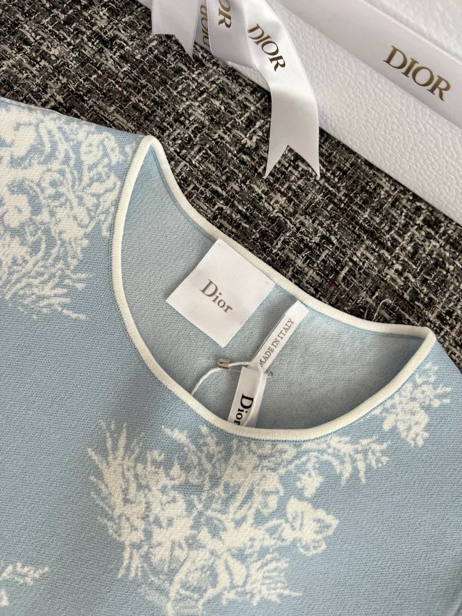 Внутренняя фирменная бирка Dior на горловине вязаной футболки