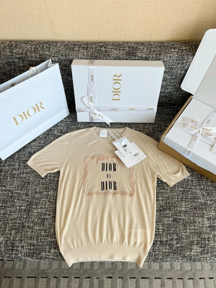 Бежевая трикотажная футболка Dior с короткими рукавами на сером фоне