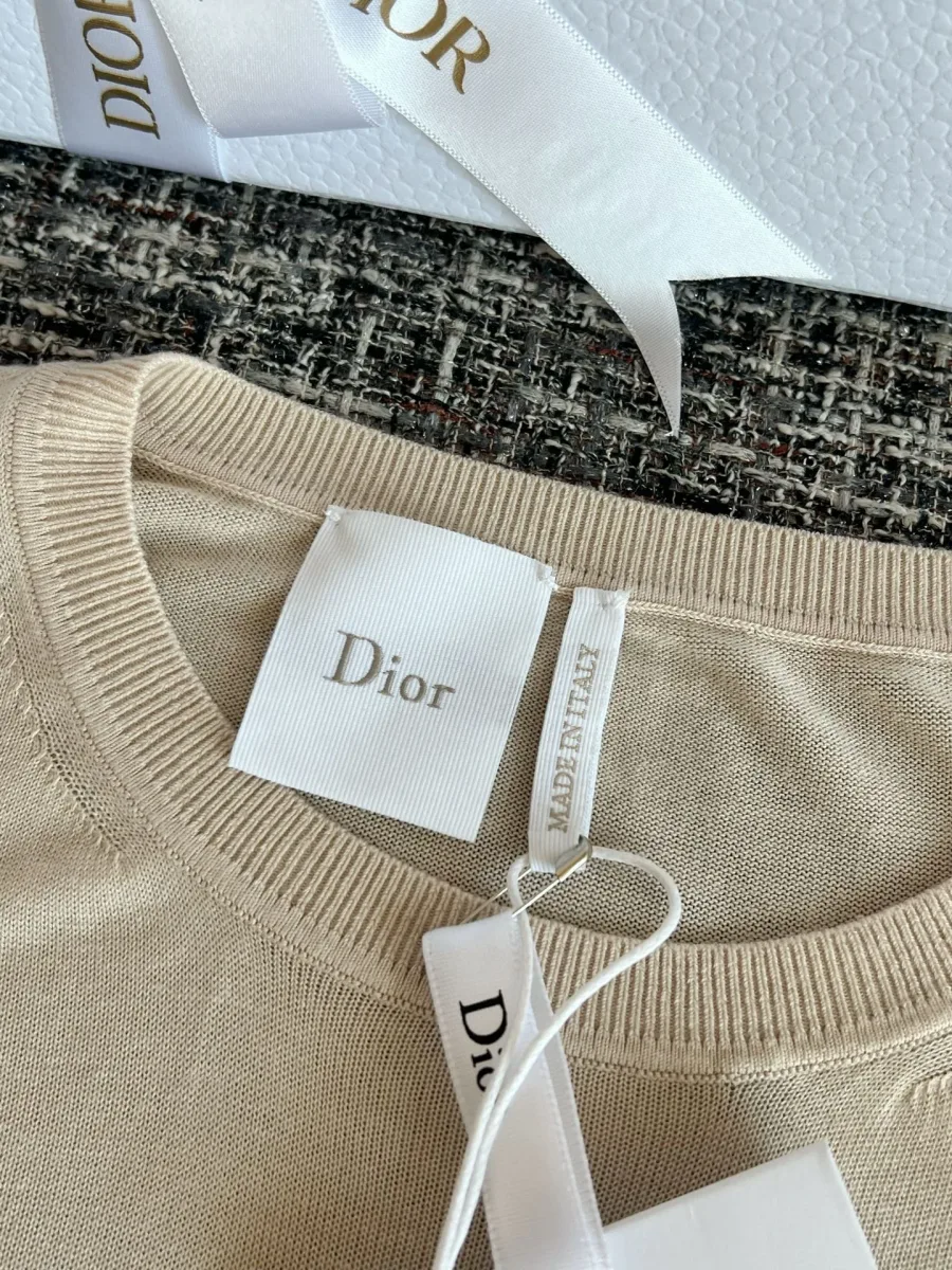 Круглый эластичный вырез горловины и фирменная бирка Dior