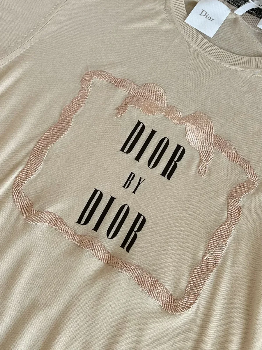 Центральная надпись Dior by Dior в декоративной рамке с бантом