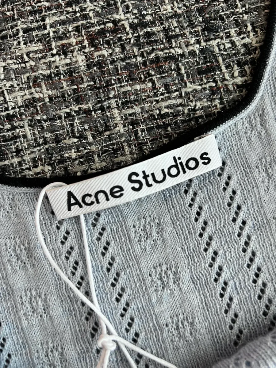 Тканевый ярлык Acne Studios на горловине серой вязаной майки