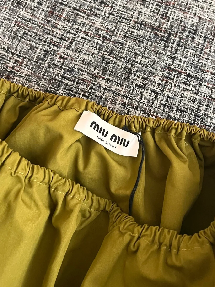 Тканевый ярлык бренда Miu Miu на внутренней стороне пояса юбки