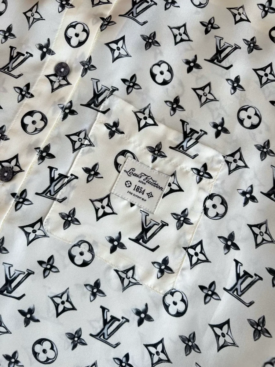 Нагрудный накладной карман с прямоугольной фирменной нашивкой Louis Vuitton