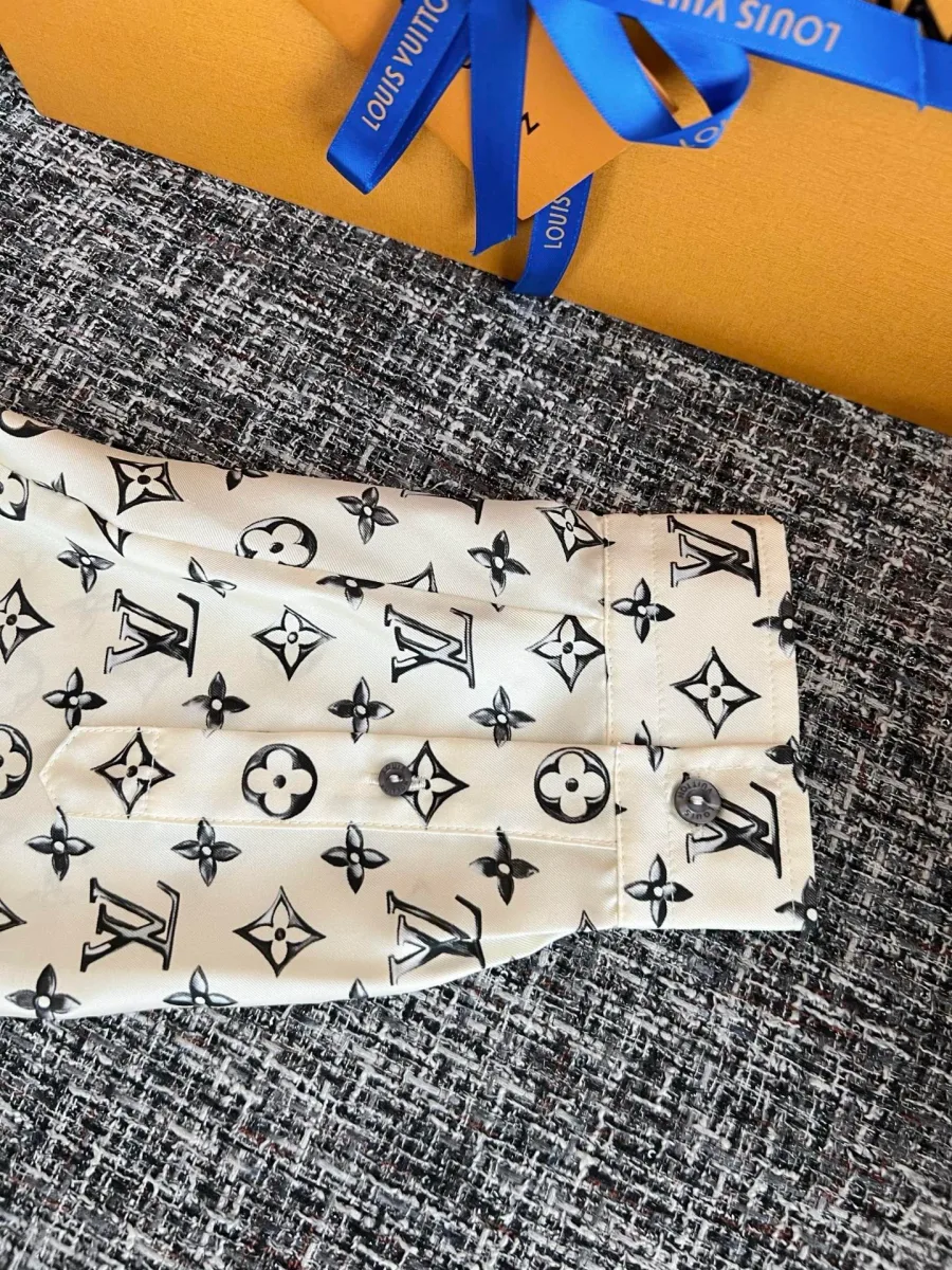 Длинный рукав с манжетой на пуговице и узором Monogram