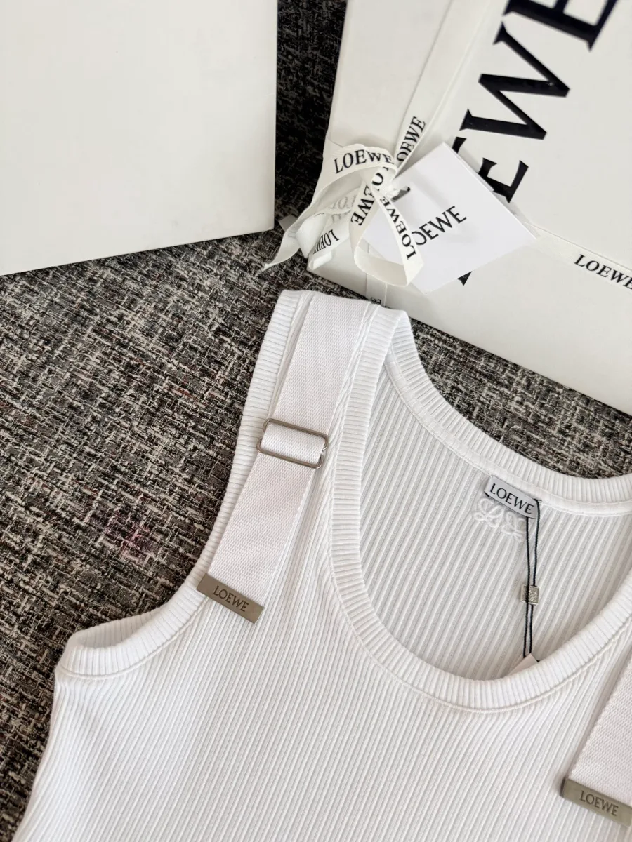 Бретель белой майки с металлической пряжкой и планкой Loewe