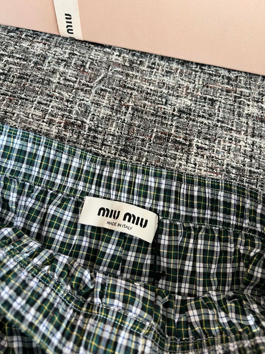 Внутренняя тканевая бирка с логотипом Miu Miu на поясе