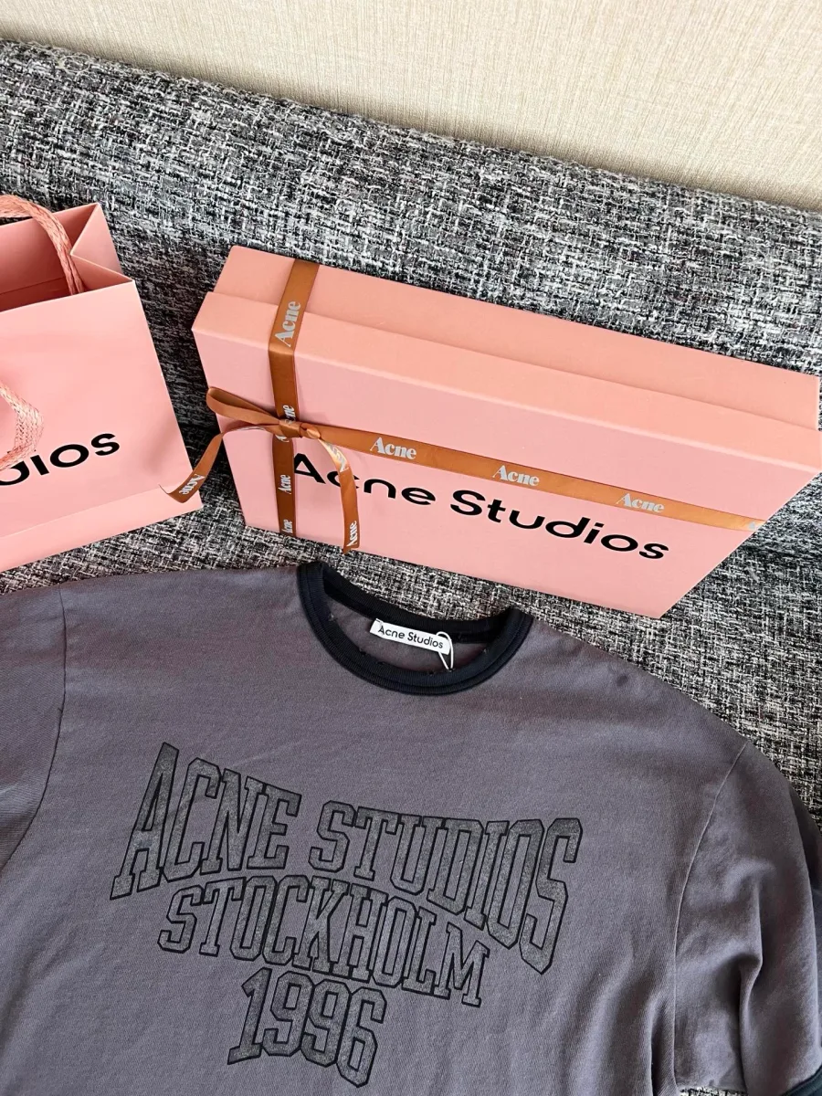 Принт Acne Studios Stockholm 1996 на груди серого лонгслива