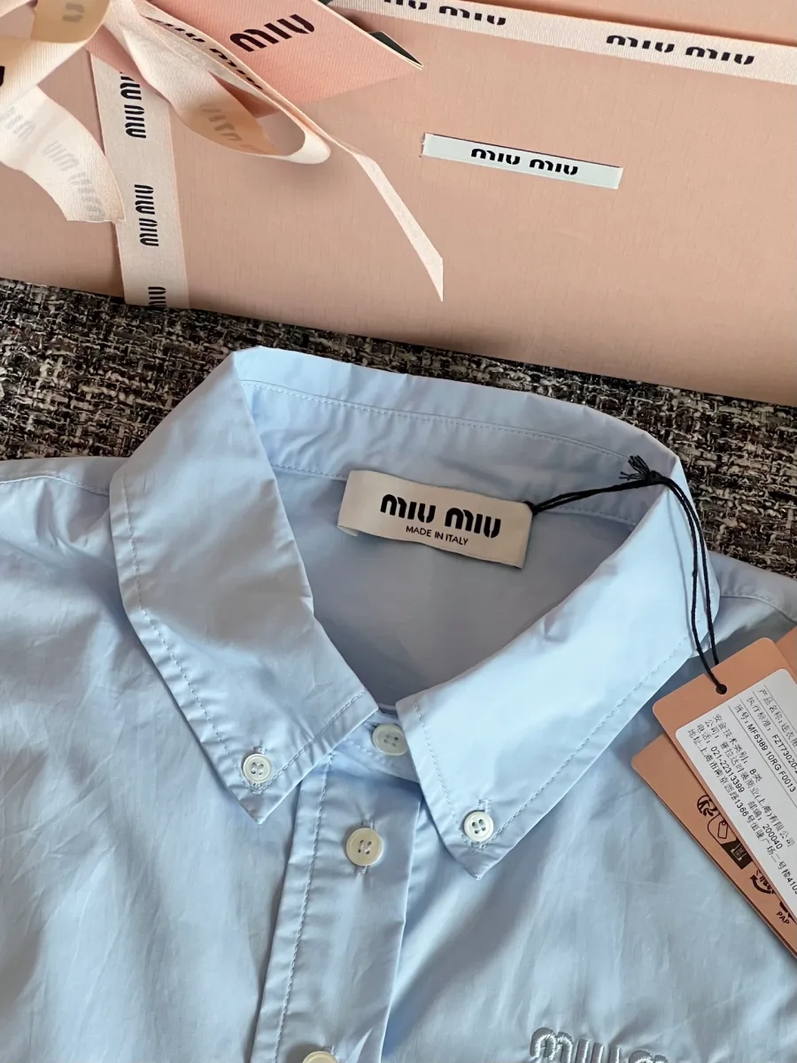 Отложной воротник на пуговицах с биркой бренда Miu Miu