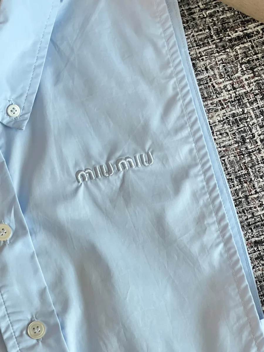 Вышитый логотип Miu Miu нитью в тон ткани на груди