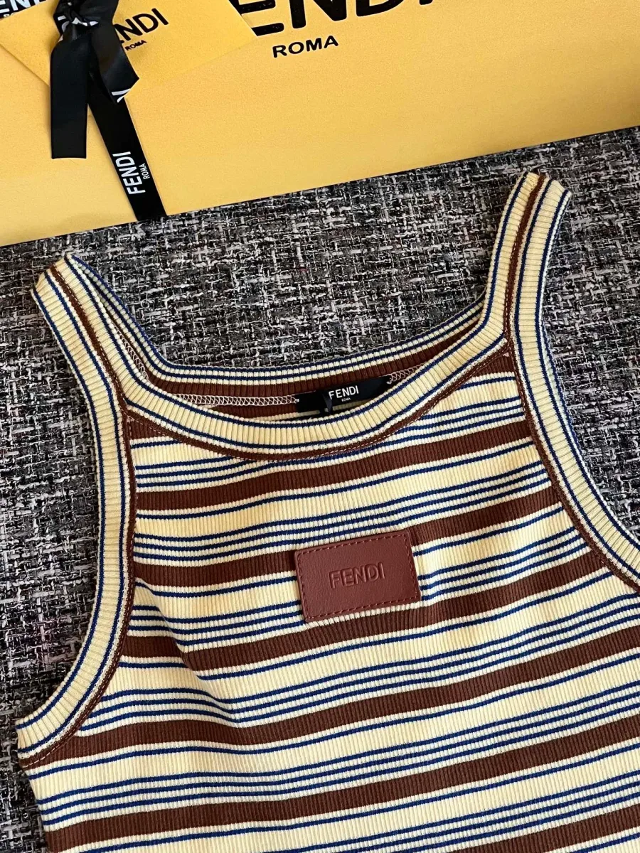 Верхняя часть полосатой майки Fendi с кожаным патчем с логотипом