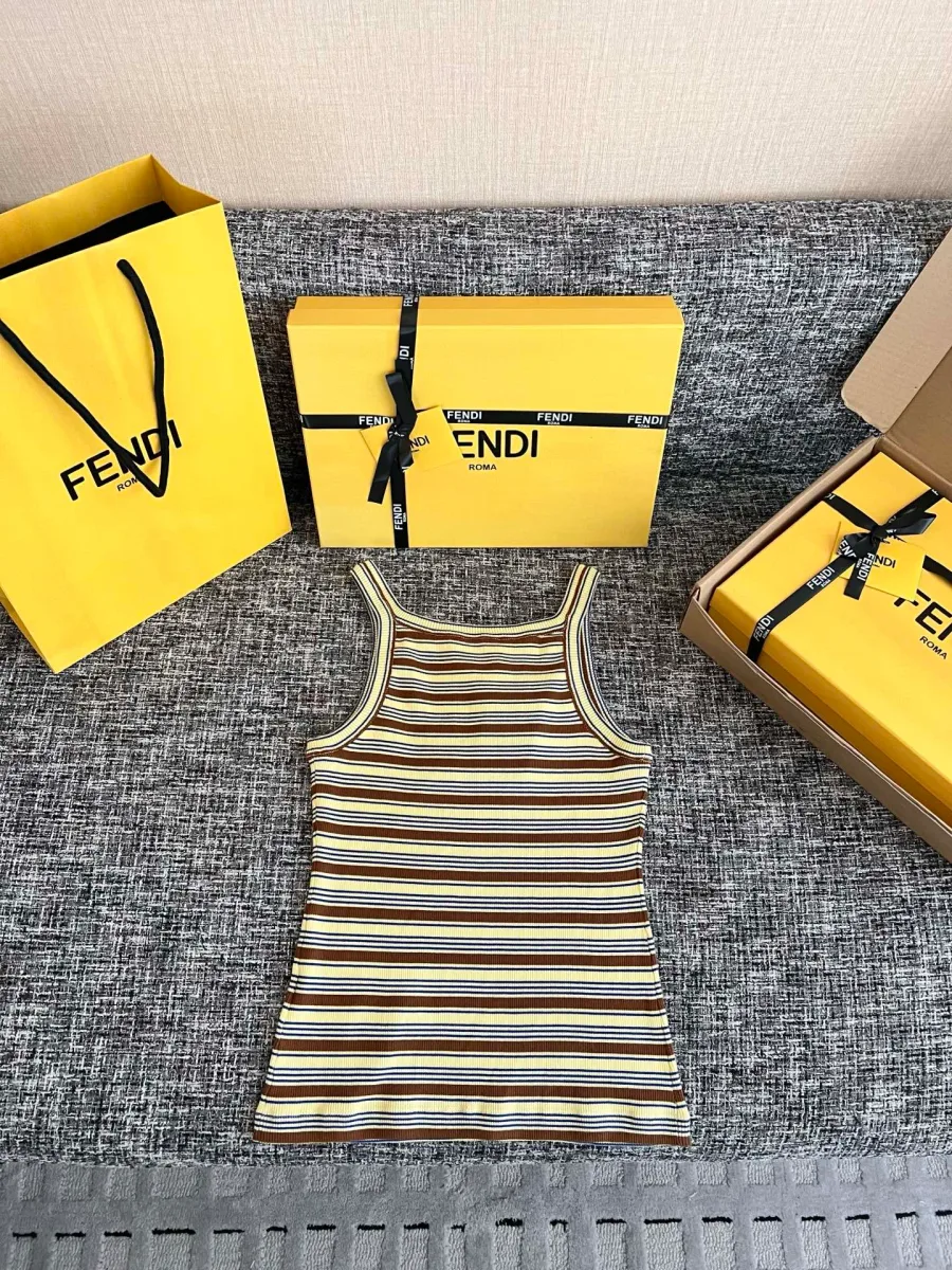 Трикотажная майка в полоску Fendi, полный вид спереди рядом с упаковкой