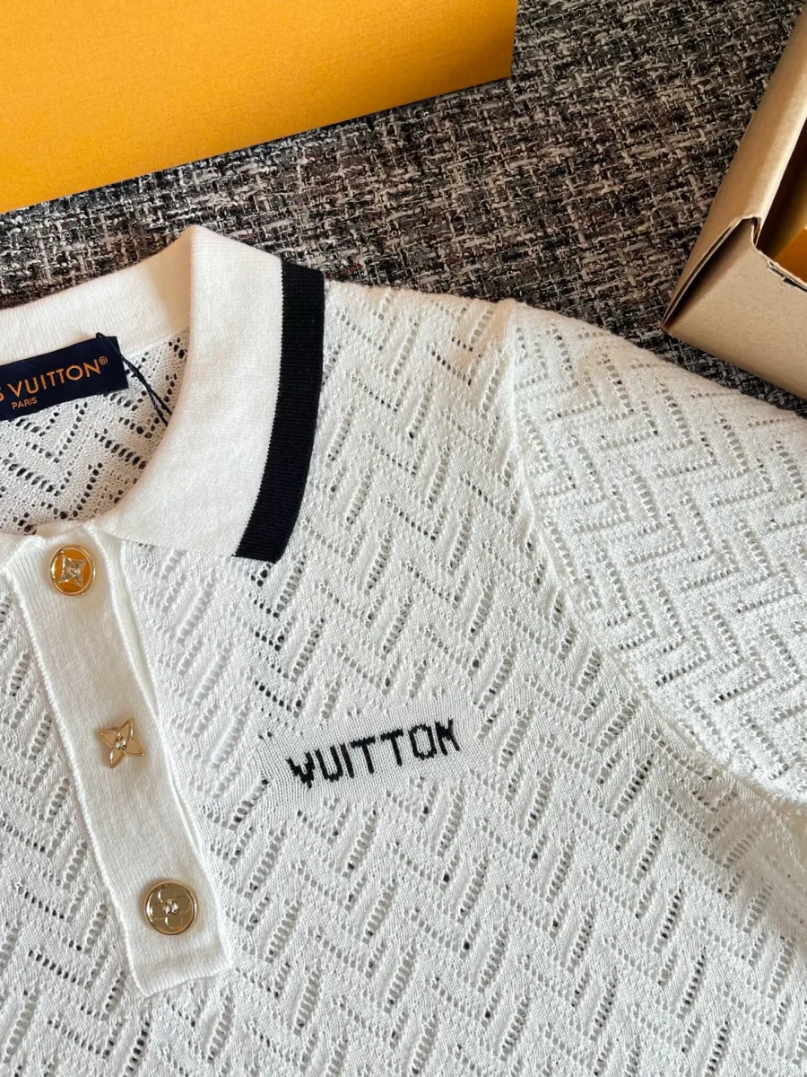 Фрагмент груди белого поло с вышивкой Vuitton и планкой на пуговицах
