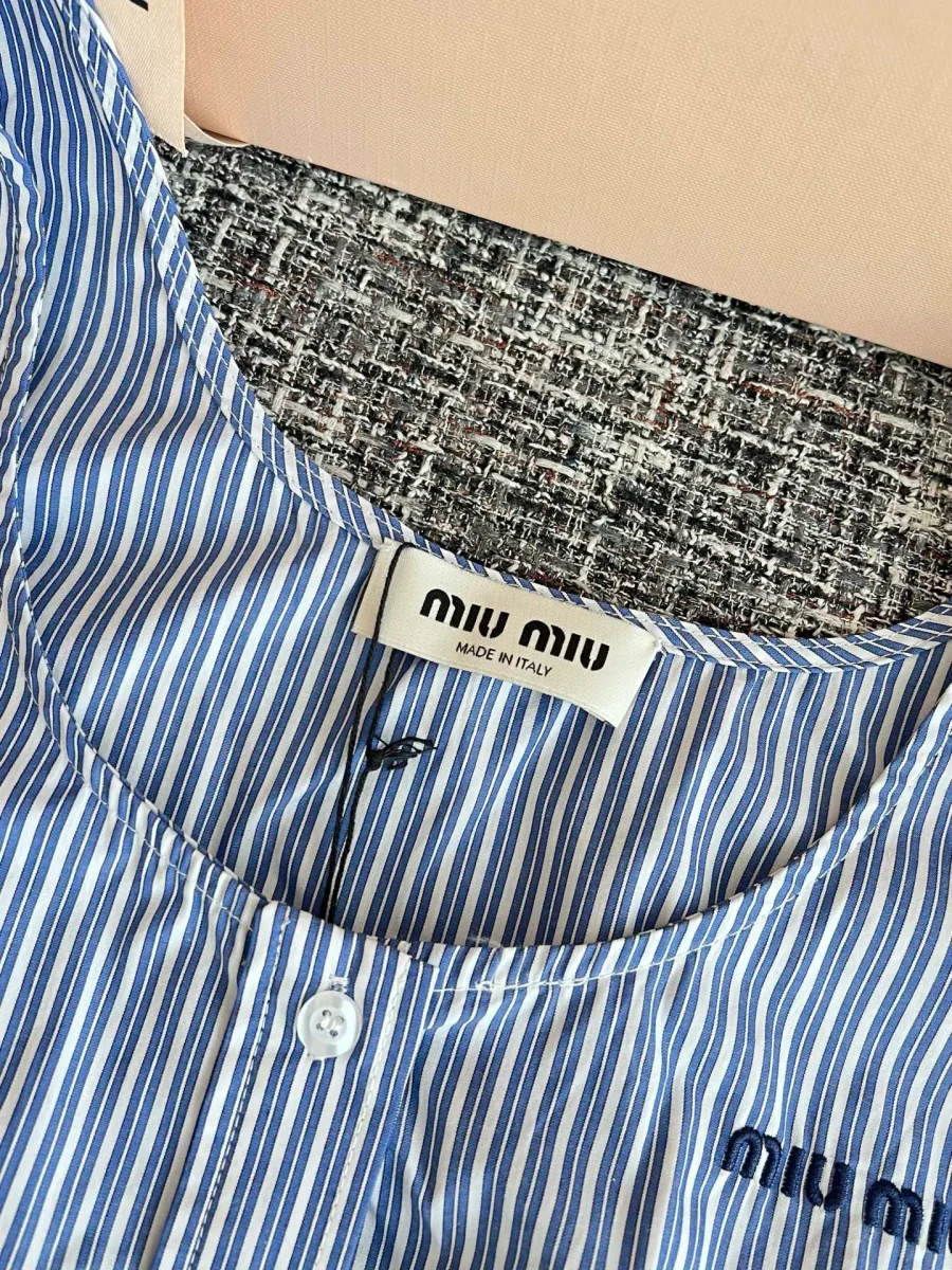 Фирменный ярлык Miu Miu на внутренней стороне выреза платья