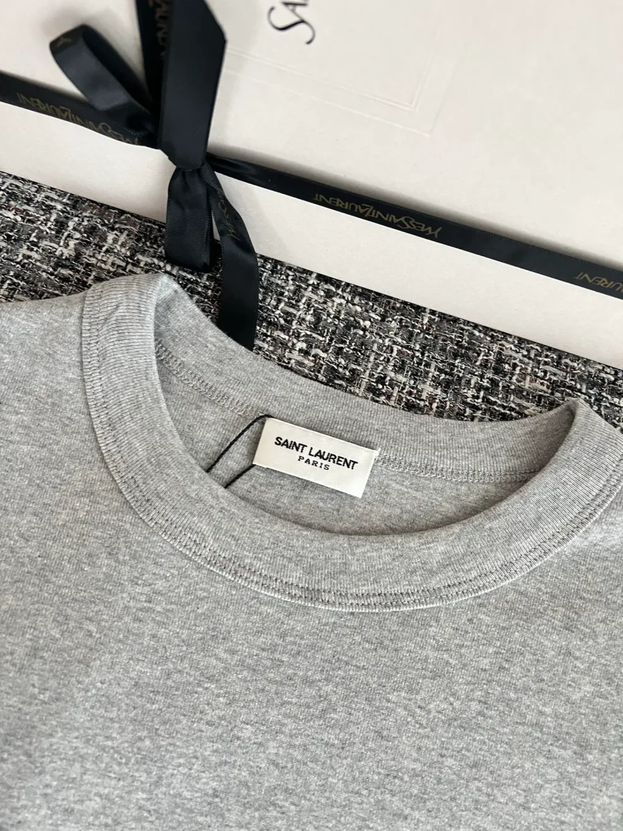 Круглый вырез горловины и тканая бирка с логотипом Saint Laurent