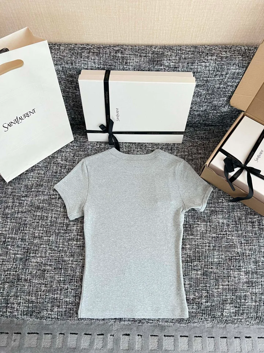 Серая футболка Saint Laurent, вид сзади на фоне упаковки
