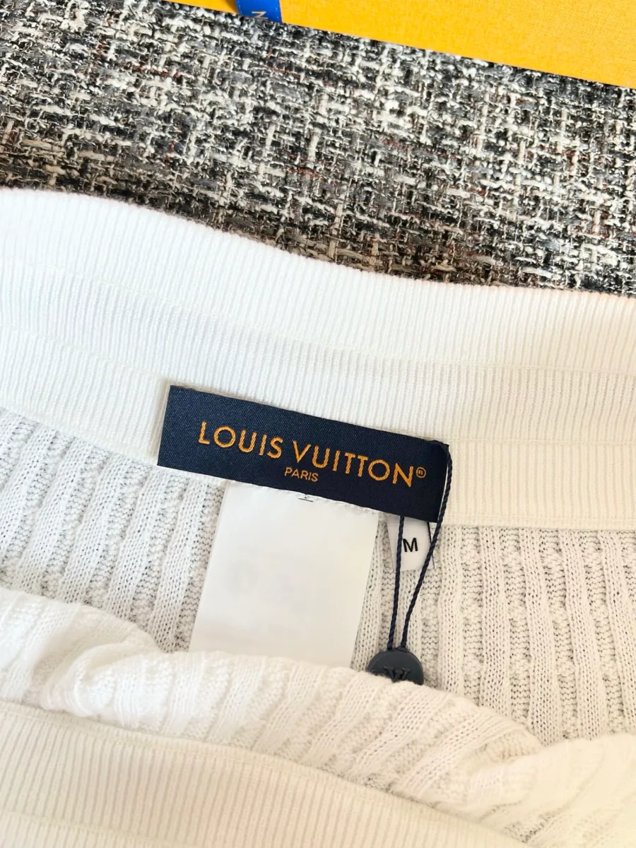Внутренняя тканая бирка Louis Vuitton Paris на эластичном поясе