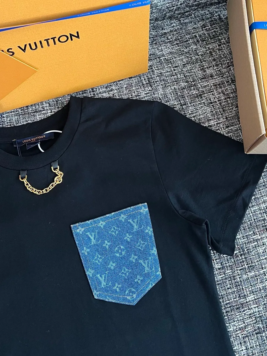 Накладной карман из голубого денима с узором Monogram на чёрной футболке