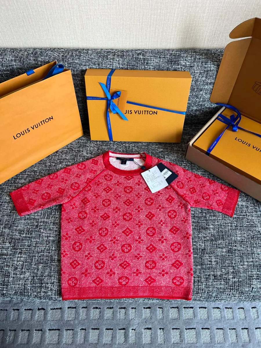 Красная трикотажная футболка с жаккардовым узором Monogram, вид спереди