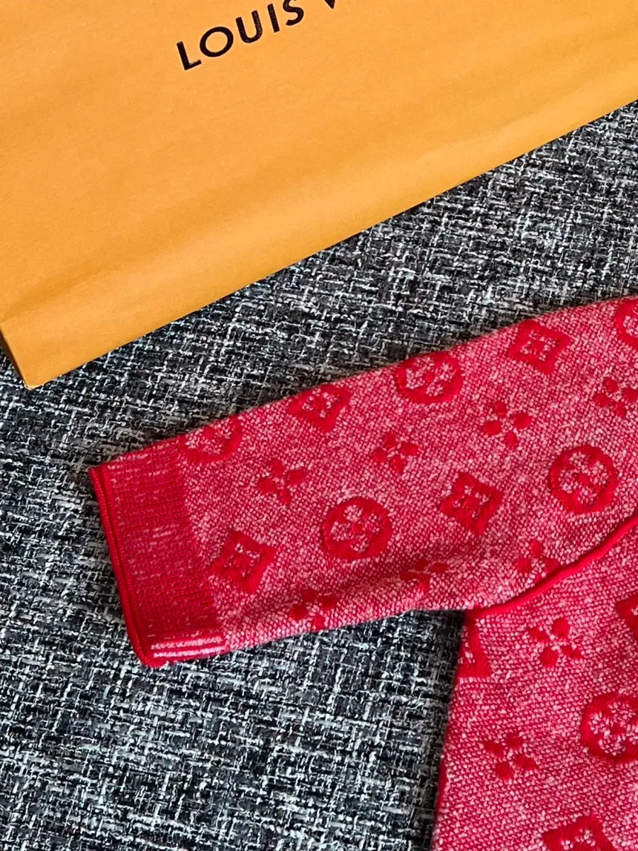 Короткий рукав футболки с узором Monogram крупным планом