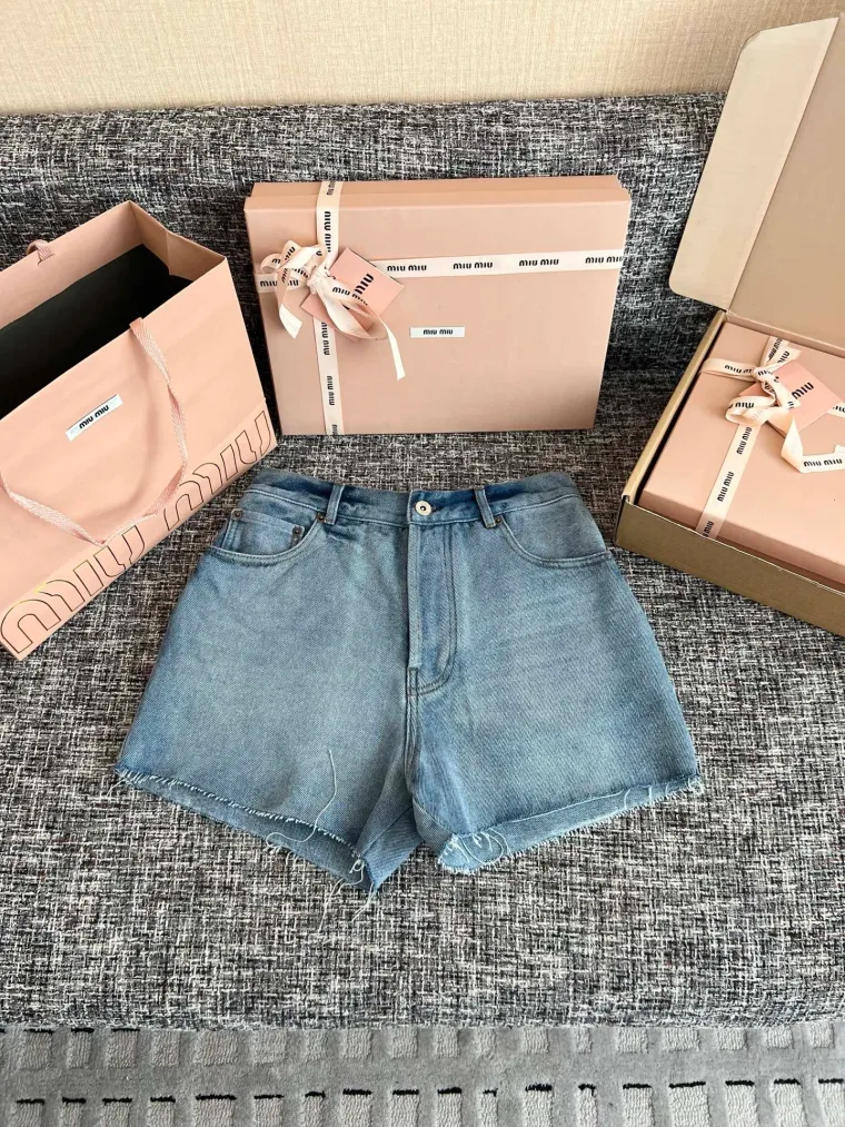 Miu Miu Голубые джинсовые шорты с необработанным краем