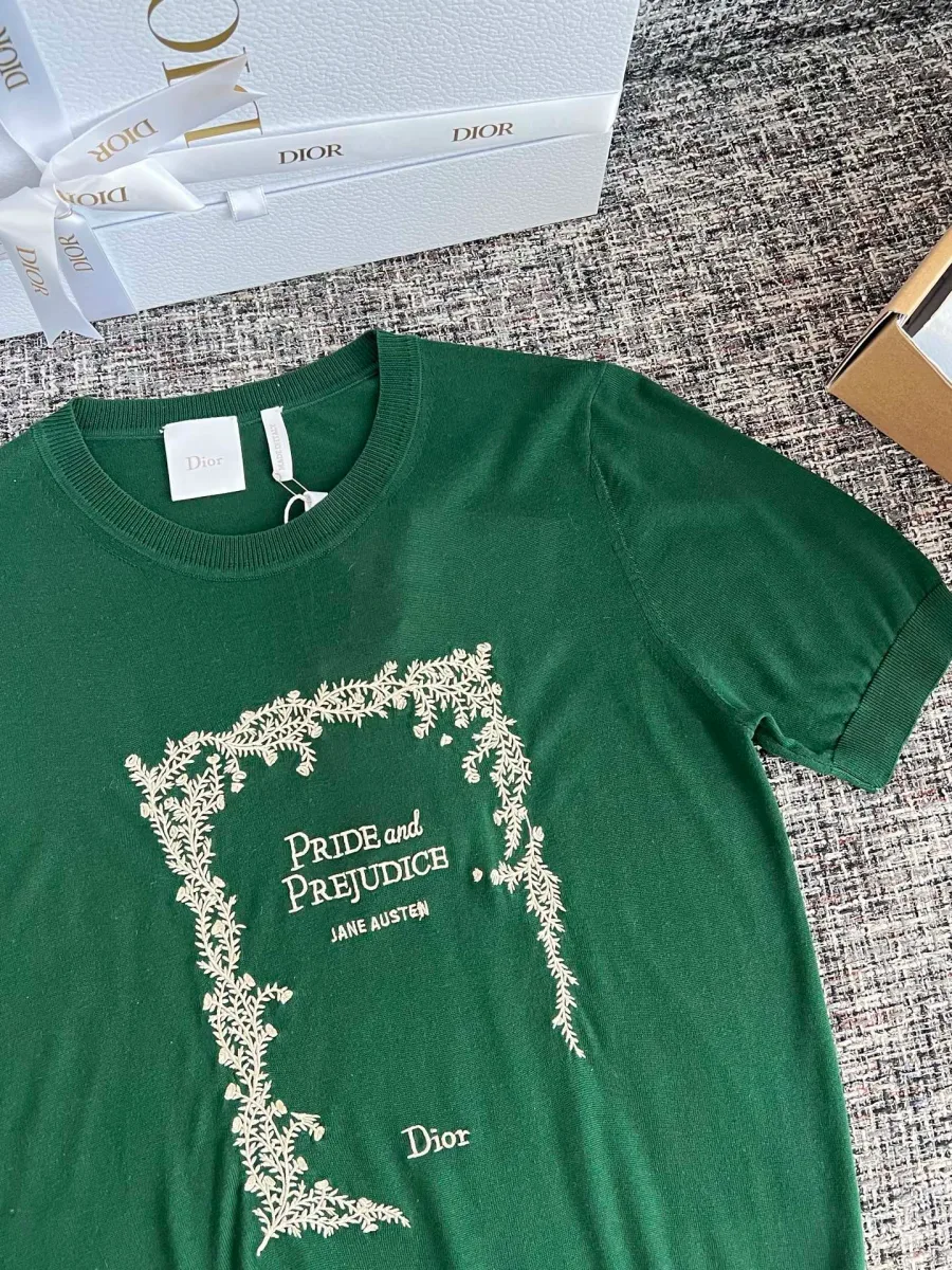 Передняя часть вязаной футболки с принтом и вышивкой Pride and Prejudice Jane Austen