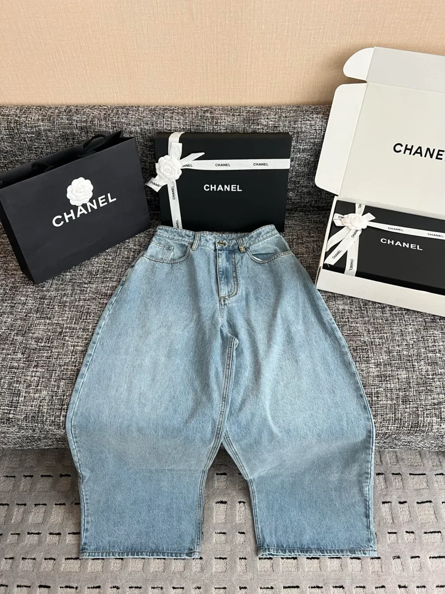 Голубые широкие джинсы Chanel, общий вид спереди