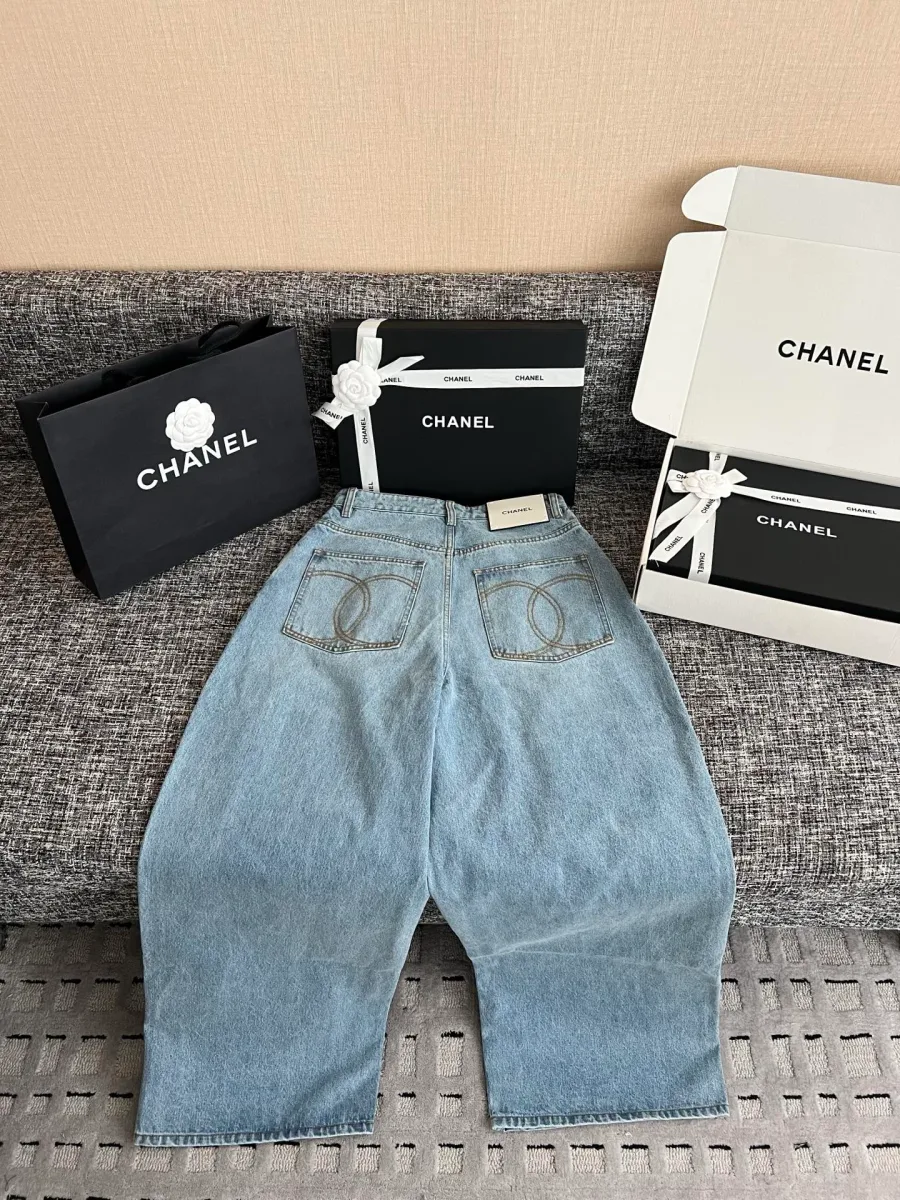 Голубые широкие джинсы Chanel, вид сзади